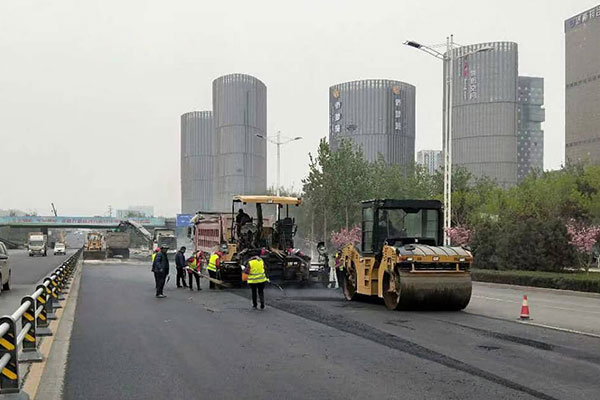 高速公路路面施工為什么多數(shù)使用瀝青材料？